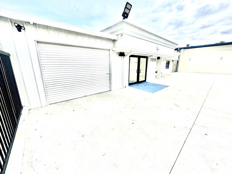 More Photos Of 5638 Star Ln, Houston Auto Dealership For Lease