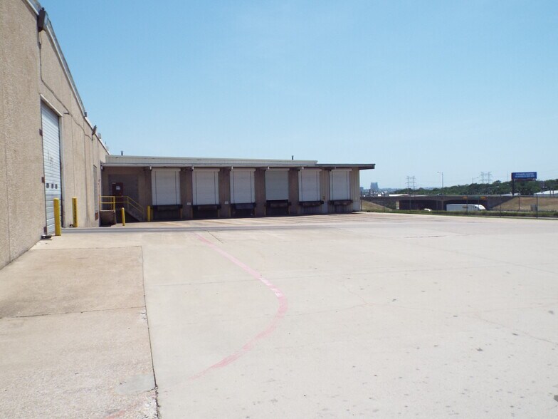 More Photos Of 2817 Braswell Dr, Fort Worth Distribution For Lease