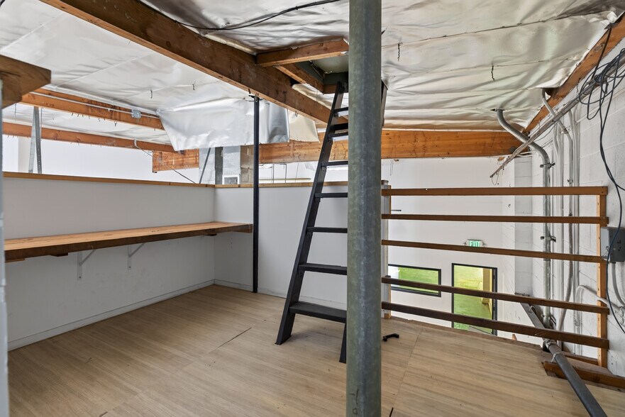 More Photos Of 11105 Weddington St, North Hollywood Service For Lease