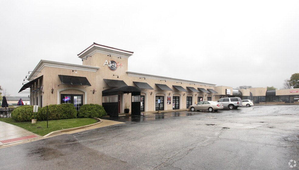 More Photos Of 2001 N Rand Rd, Palatine Unknown For Lease