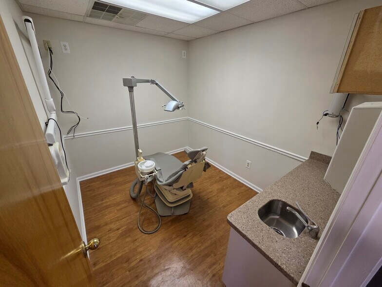 More Photos Of 146 Lakeview Dr S, Gibbsboro Medical For Sale