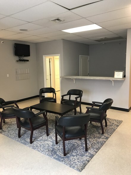 More Photos Of 30-40 E Main St, Bay Shore Storefront Retail Office For Lease