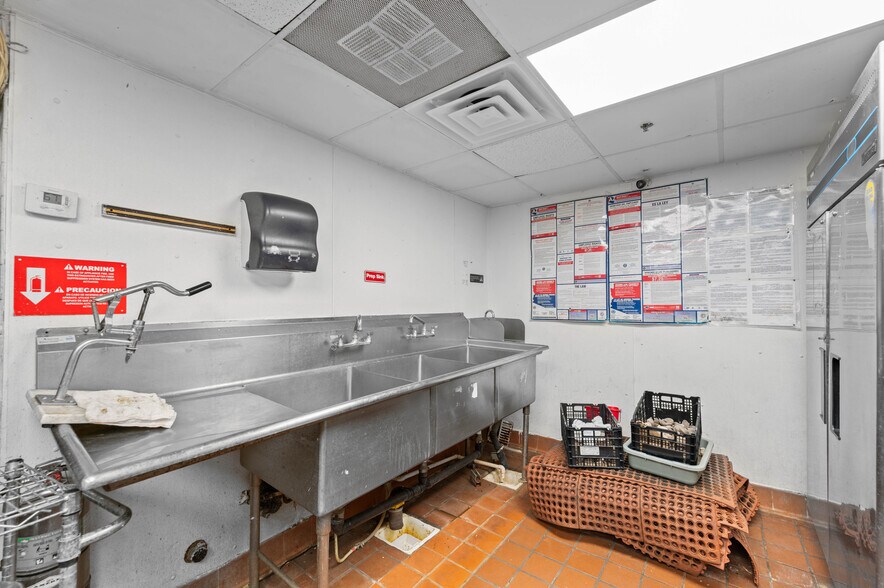 More Photos Of 5828 W Indian School Rd, Phoenix Restaurant For Sale