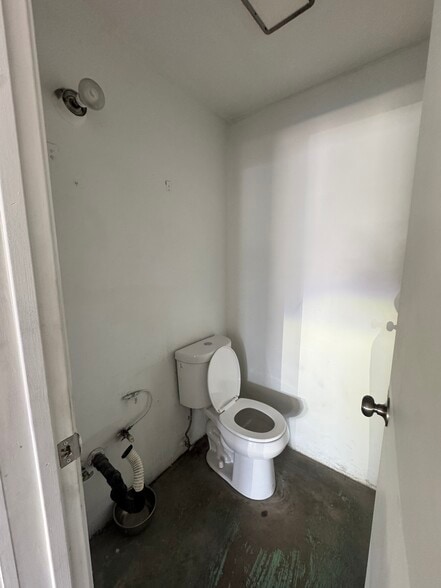 More Photos Of 2302-2320 Cabrera Ave, San Bernardino Service For Lease
