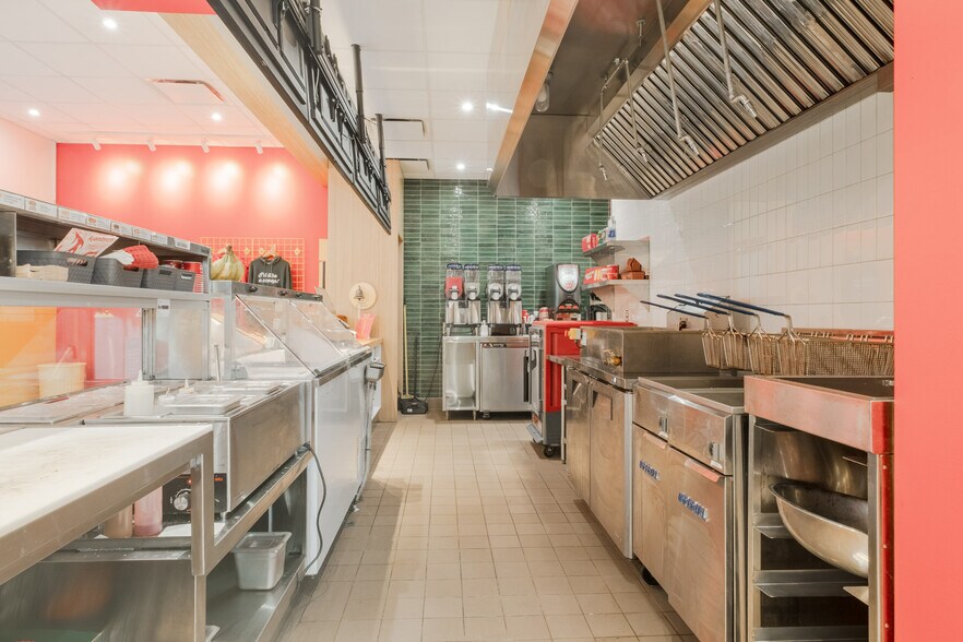 More Photos Of 50 Rue Merry N, Magog Restaurant For Sale