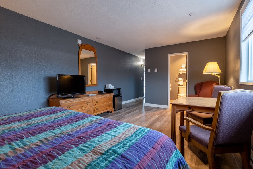 More Photos Of 577 W Monroe St, Burns Hotel For Sale