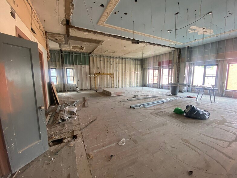 More Photos Of 694 Manhattan Ave, Brooklyn Storefront Retail Office For Lease