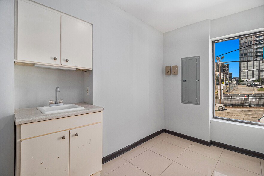 More Photos Of 324 E Paces Ferry Rd NE, Atlanta Storefront Retail Office For Sale