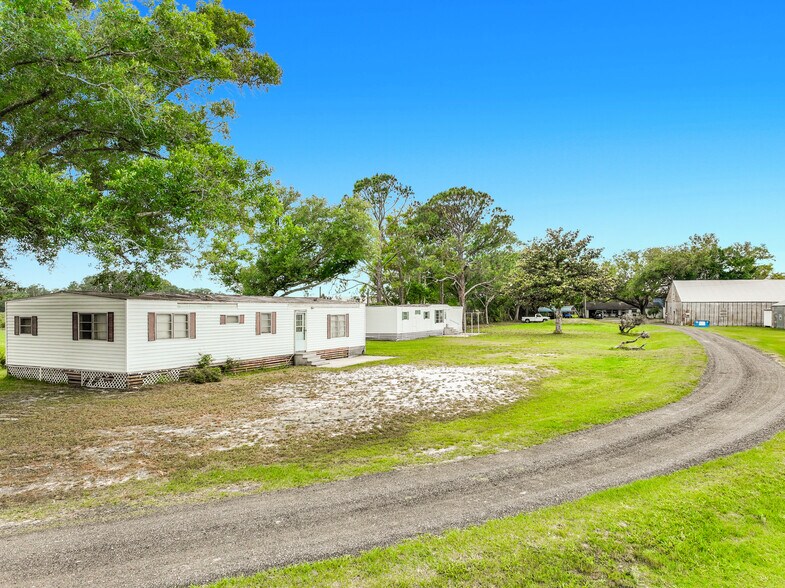 More Photos Of 7001 W Jones Ave, Mount Dora Airplane Hangar For Sale