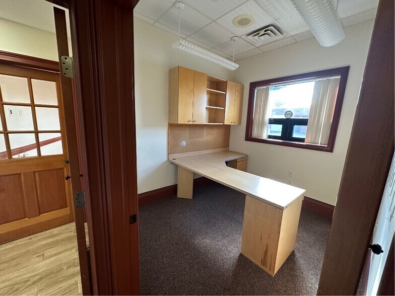 More Photos Of 95 Toledo St, Farmingdale Flex For Lease