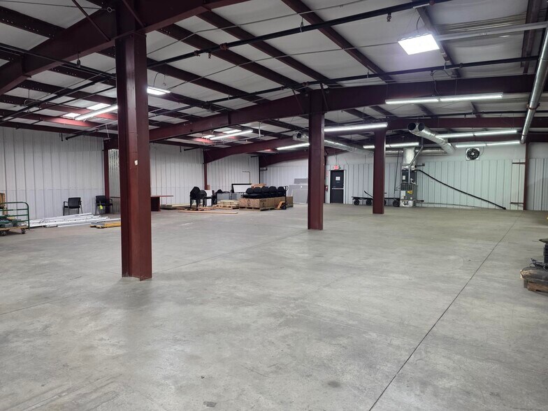 More Photos Of 318 Bell Park Dr, Woodstock Distribution For Lease
