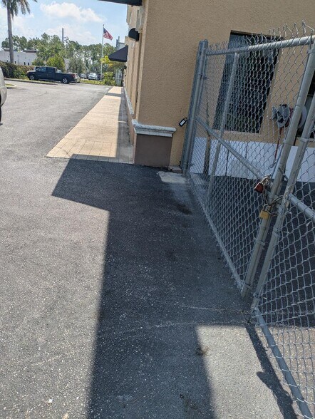 More Photos Of 6540 Corporate Park Cir, Fort Myers Light Distribution For Sale