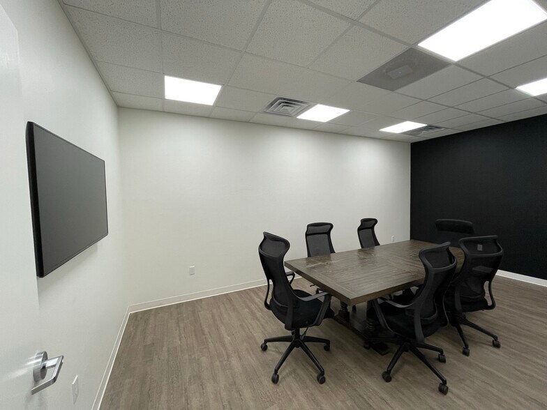 More Photos Of 901 E Main St, Yukon General Retail For Lease