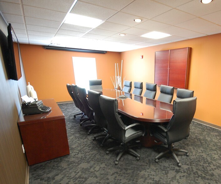 More Photos Of 5251 S East St, Indianapolis Office For Lease