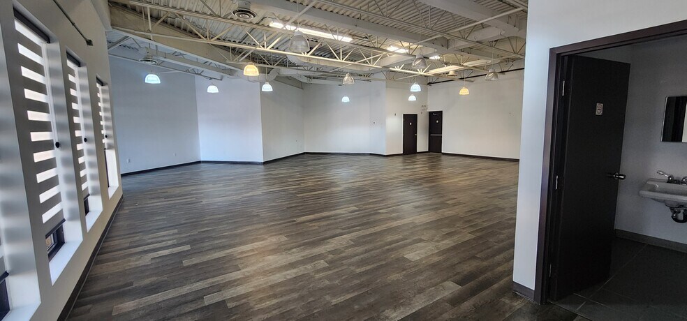 More Photos Of 1390 Walker Rd, Windsor Storefront For Lease