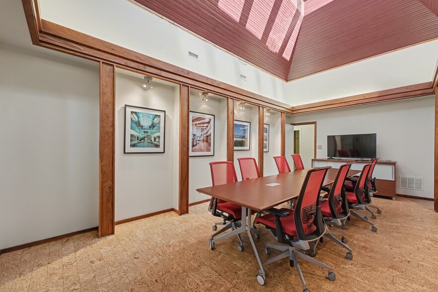 More Photos Of 116B W Walnut St, Rogers Office For Lease