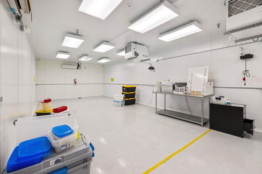 More Photos Of 18194 Blue Dream Crossing, Desert Hot Springs Manufacturing For Sale