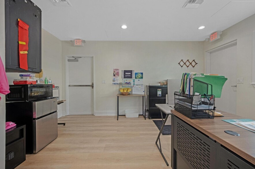 More Photos Of 19950-19980 Overseas Hwy, Sugarloaf Key Office For Sale