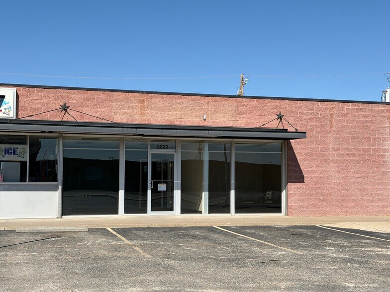 More Photos Of 2233 E 52nd St, Odessa General Retail For Lease