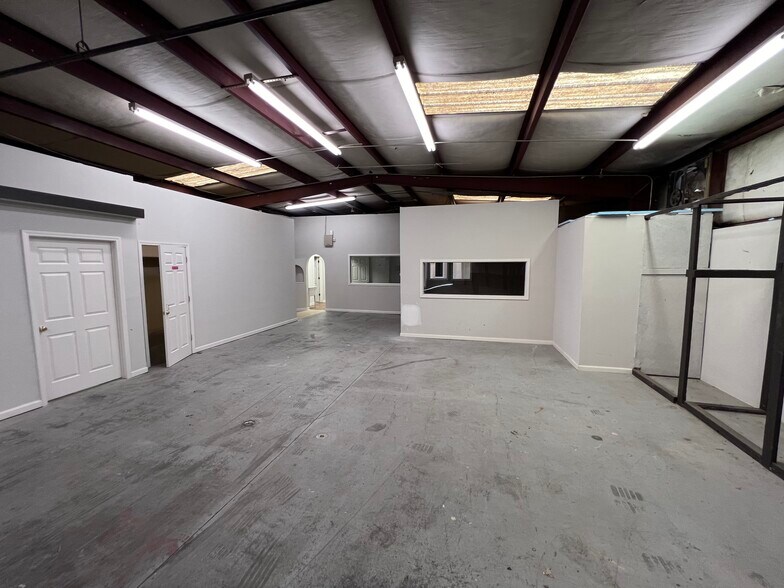 More Photos Of 3 Base St, West Columbia Flex For Lease