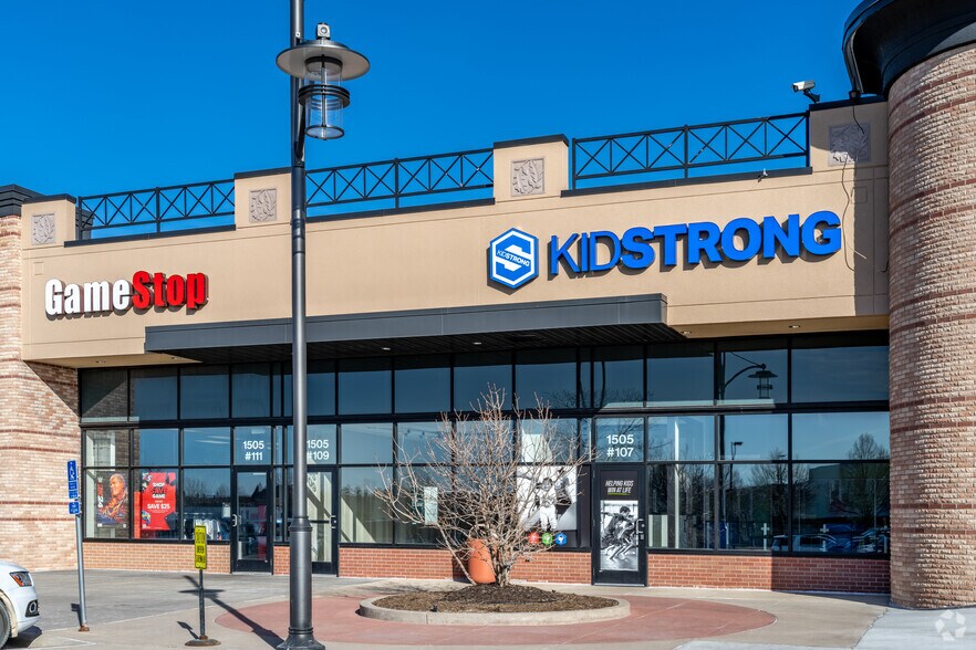 More Photos Of 1505-1555 Queens Dr, Woodbury General Retail For Lease