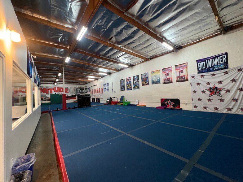 More Photos Of 8803-8811 Amigo Ave, Northridge Warehouse For Lease