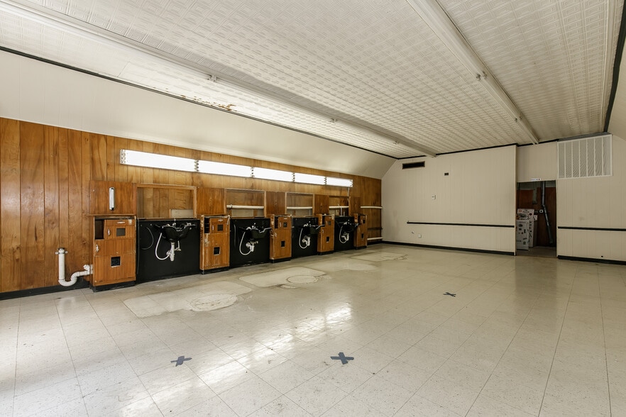 More Photos Of 131 W Davis St, Burlington Storefront Retail Office For Lease