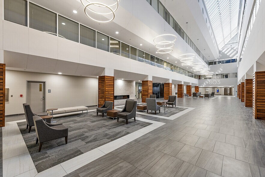 More Photos Of 801-803 W Big Beaver Rd, Troy Office For Lease