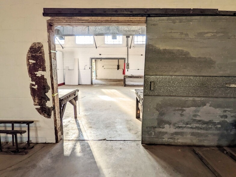 More Photos Of 2706 W 11th St, Little Rock Light Manufacturing For Sale