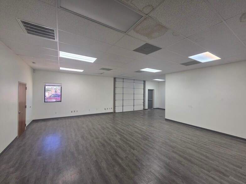 More Photos Of 16151 College Oak Dr, San Antonio Showroom For Sale