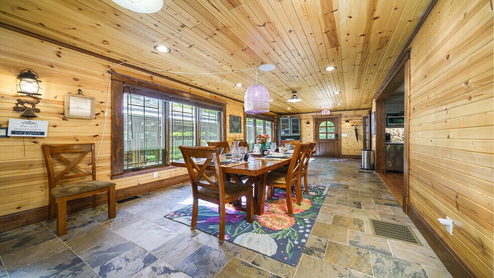 More Photos Of 409 N State St, Franklin Grove Hotel For Sale