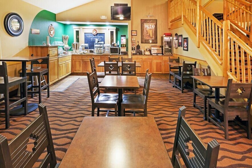 More Photos Of 2405 S El Camino Dr, Sayre Hotel For Sale
