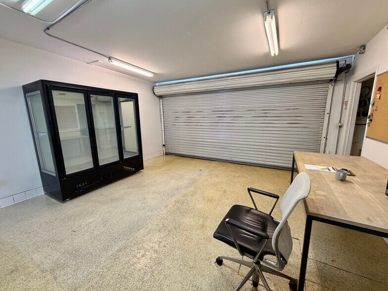 More Photos Of 816 Lincoln Blvd, Venice Storefront For Lease