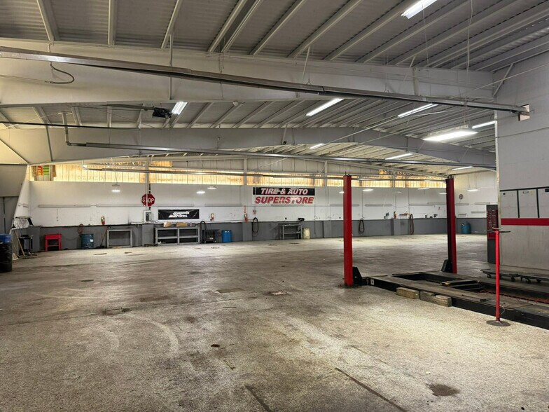 More Photos Of 5200 Cleveland St, Merrillville Truck Terminal For Lease