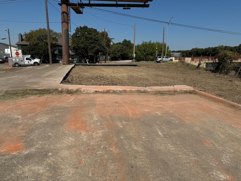 More Photos Of 3300 Glenshire dr, Balch Springs Freestanding For Sale