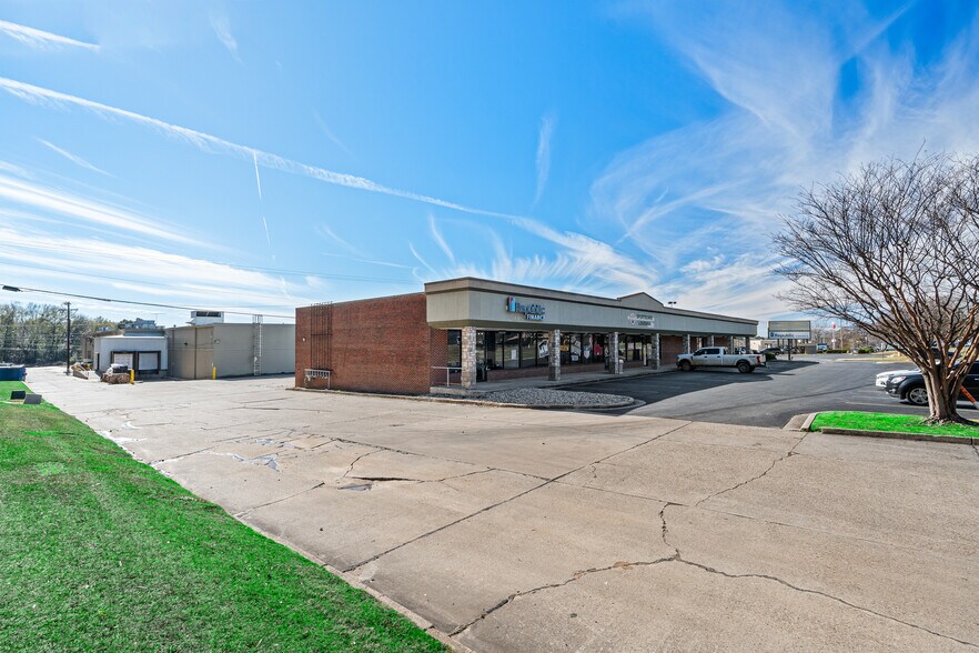More Photos Of 3000 N Market St, Shreveport General Retail For Sale