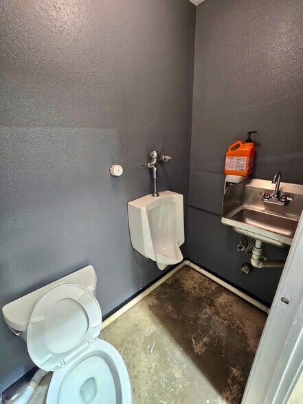 More Photos Of 16299 Fm 1325, Austin Auto Repair For Lease