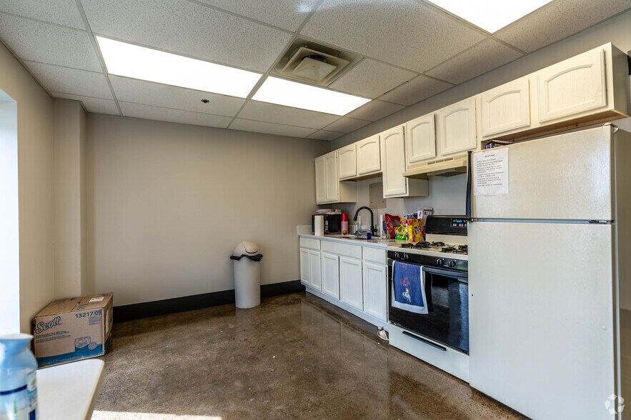 More Photos Of 4669 Mount Sharon Rd, Greenbrier Industrial For Lease
