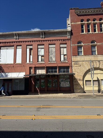 More Photos Of 208 W Main St, Waxahachie Storefront For Lease