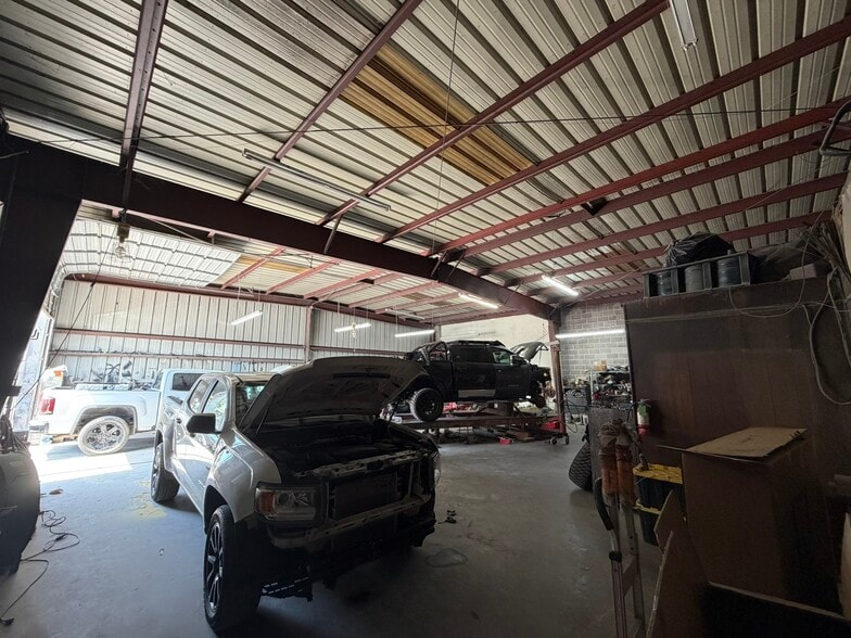 More Photos Of 2601 Lexington St, Kenner Warehouse For Sale