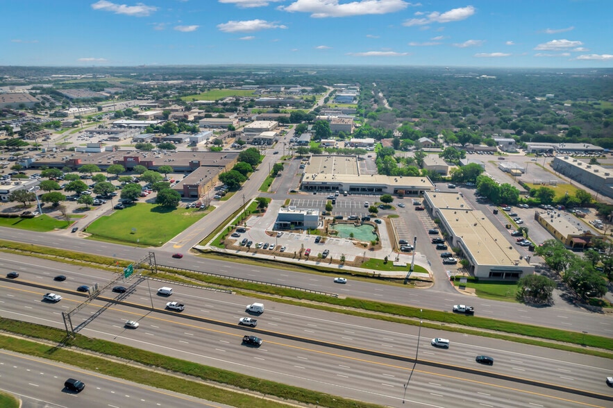 More Photos Of 2000 N Mays St, Round Rock Freestanding For Lease