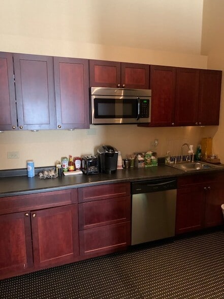 More Photos Of 760 N Ogden Ave, Chicago Office For Lease