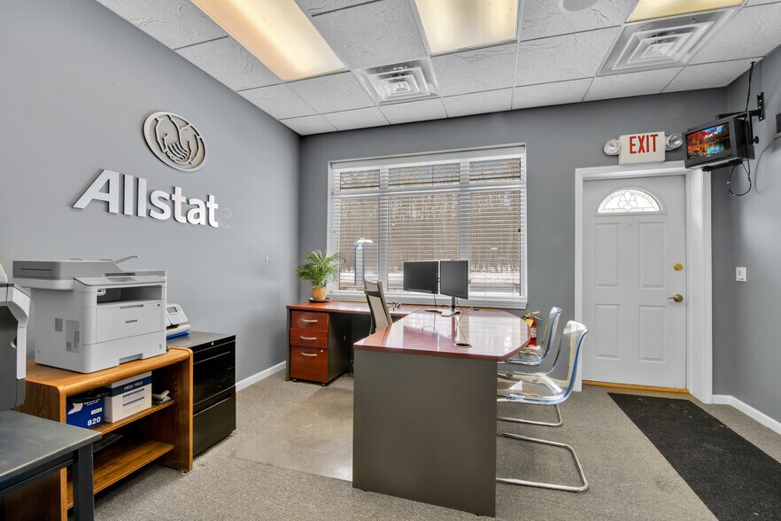 More Photos Of 3048 W Clarkston Rd, Lake Orion Office Residential For Lease