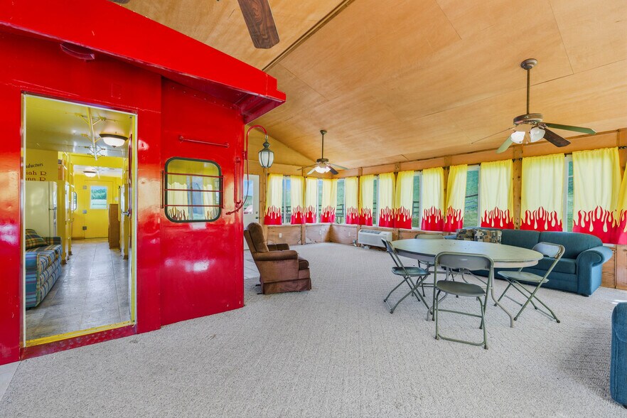 More Photos Of 7820 SE Vandalia Dr, Runnells Veterinarian Kennel For Sale