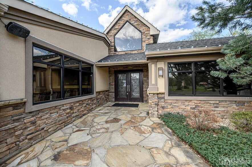 More Photos Of 522 Rt-33, Englishtown Restaurant For Lease