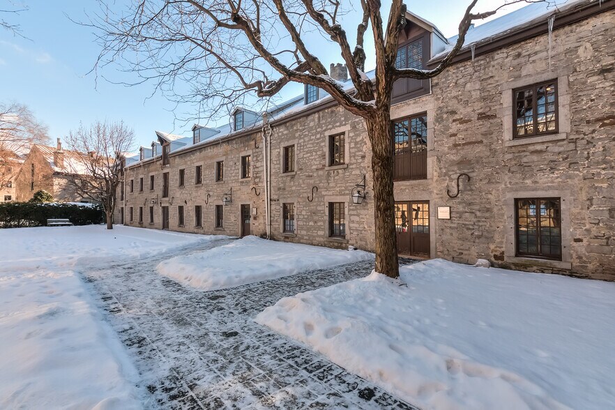 More Photos Of 300 Pl D'youville, Montréal Office For Lease