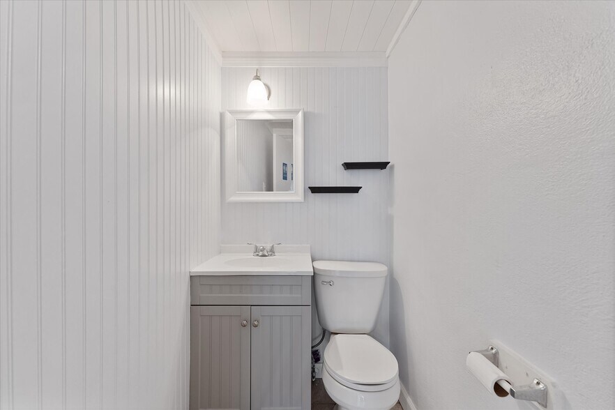 More Photos Of 313 E Main St, Humble Showroom For Sale