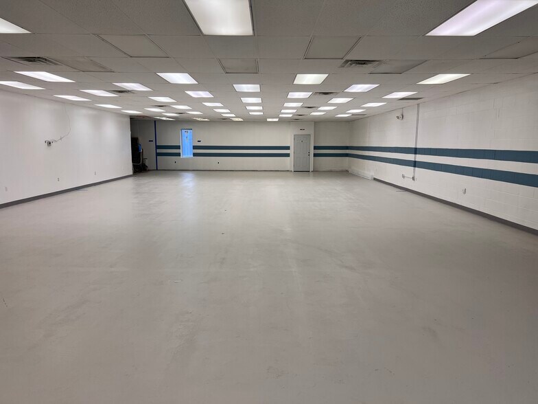 More Photos Of 885 W Liberty St, Medina Light Distribution For Lease