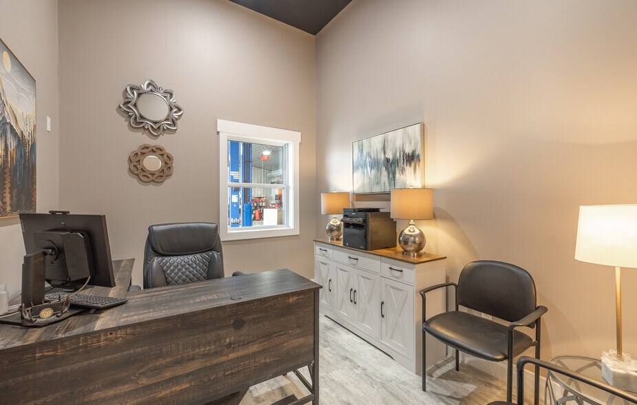 More Photos Of 1008 E Main St, Linn Auto Dealership For Sale
