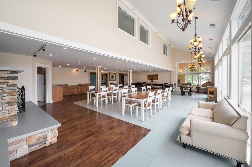 More Photos Of 461 Munson Ave, Traverse City Hotel For Sale